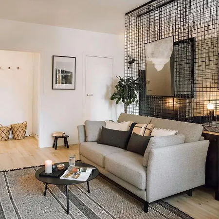 Nuria - Et Balcon à Auteuil Parigi